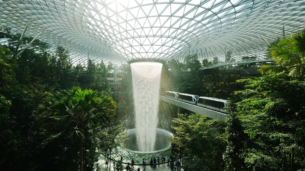 Architektur und Wasserfall im Jewel in Singapur
