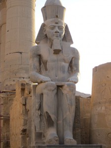 ägypten-luxor-pharaonenstatue